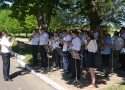 Учасники духового оркестру університету